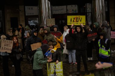Kyiv, Ukrayna. 21 Nisan 2024 'te sağanak yağmur ve soğuk hava bile insanları durduramadı. Esir tutulan savaş esirlerine hatırlatmak ve desteklemek için bir kez daha şehrin merkezine gittiler..