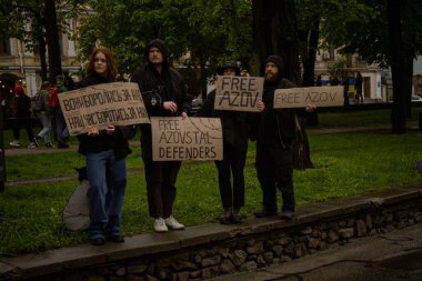 Kyiv, Ukrayna. 21 Nisan 2024 'te sağanak yağmur ve soğuk hava bile insanları durduramadı. Esir tutulan savaş esirlerine hatırlatmak ve desteklemek için bir kez daha şehrin merkezine gittiler..