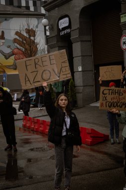 Kyiv, Ukrayna. 21 Nisan 2024 'te sağanak yağmur ve soğuk hava bile insanları durduramadı. Esir tutulan savaş esirlerine hatırlatmak ve desteklemek için bir kez daha şehrin merkezine gittiler..