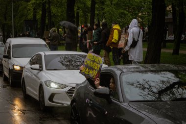 Kyiv, Ukrayna. 21 Nisan 2024 'te sağanak yağmur ve soğuk hava bile insanları durduramadı. Esir tutulan savaş esirlerine hatırlatmak ve desteklemek için bir kez daha şehrin merkezine gittiler..