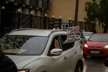 Kyiv, Ukrayna. 21 Nisan 2024 'te sağanak yağmur ve soğuk hava bile insanları durduramadı. Esir tutulan savaş esirlerine hatırlatmak ve desteklemek için bir kez daha şehrin merkezine gittiler..