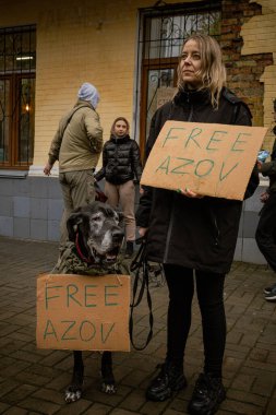 Kyiv, Ukrayna. 21 Nisan 2024 'te sağanak yağmur ve soğuk hava bile insanları durduramadı. Esir tutulan savaş esirlerine hatırlatmak ve desteklemek için bir kez daha şehrin merkezine gittiler..