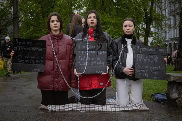 Kyiv, Ukrayna. 21 Nisan 2024 yağmur ve soğuk hava bir kez daha şehirlerinin sokaklarına dökülen insanları durdurmadı. Rus esaretindeki savaş esirlerini hatırlatmak ve desteklemek için..