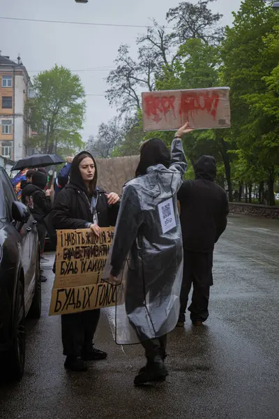 Kyiv, Ukrayna. 21 Nisan 2024 yağmur ve soğuk hava bir kez daha şehirlerinin sokaklarına dökülen insanları durdurmadı. Rus esaretindeki savaş esirlerini hatırlatmak ve desteklemek için..