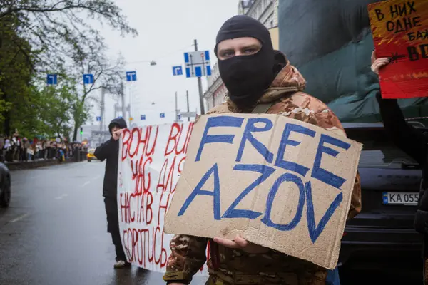 Kyiv, Ukrayna. 21 Nisan 2024 yağmur ve soğuk hava bir kez daha şehirlerinin sokaklarına dökülen insanları durdurmadı. Rus esaretindeki savaş esirlerini hatırlatmak ve desteklemek için..
