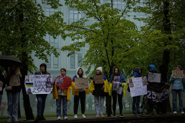 Kyiv, Ukrayna. 21 Nisan 2024 yağmur ve soğuk hava bir kez daha şehirlerinin sokaklarına dökülen insanları durdurmadı. Rus esaretindeki savaş esirlerini hatırlatmak ve desteklemek için..