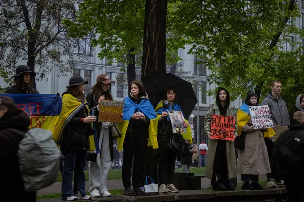 Kyiv, Ukrayna. 21 Nisan 2024 yağmur ve soğuk hava bir kez daha şehirlerinin sokaklarına dökülen insanları durdurmadı. Rus esaretindeki savaş esirlerini hatırlatmak ve desteklemek için..