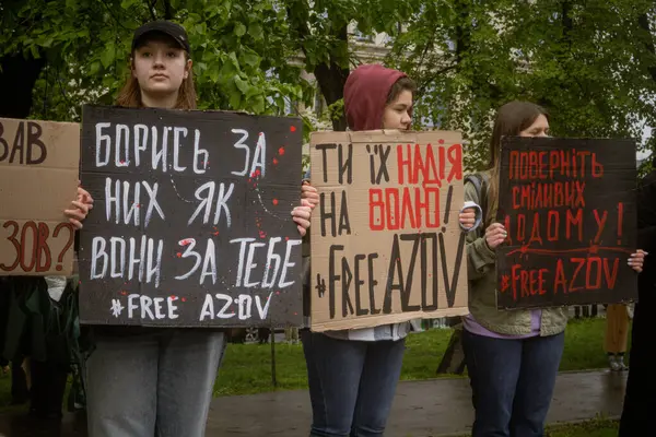 Kyiv, Ukrayna. 21 Nisan 2024 yağmur ve soğuk hava bir kez daha şehirlerinin sokaklarına dökülen insanları durdurmadı. Rus esaretindeki savaş esirlerini hatırlatmak ve desteklemek için..