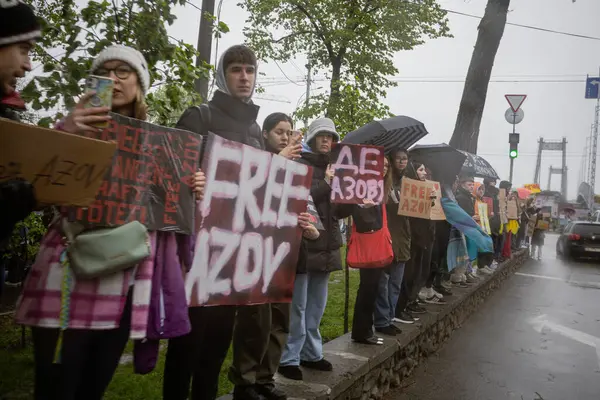 Kyiv, Ukrayna. 21 Nisan 2024 yağmur ve soğuk hava bir kez daha şehirlerinin sokaklarına dökülen insanları durdurmadı. Rus esaretindeki savaş esirlerini hatırlatmak ve desteklemek için..