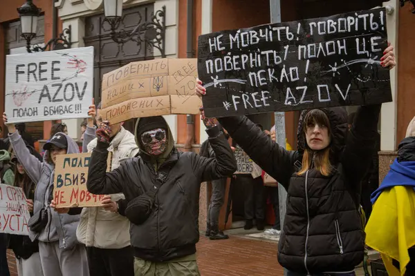 Kyiv, Ukrayna. 21 Nisan 2024 'te sağanak yağmur ve soğuk hava bile insanları durduramadı. Esir tutulan savaş esirlerine hatırlatmak ve desteklemek için bir kez daha şehrin merkezine gittiler.