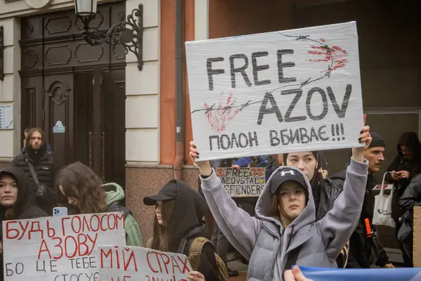 Kyiv, Ukrayna. 21 Nisan 2024 'te sağanak yağmur ve soğuk hava bile insanları durduramadı. Esir tutulan savaş esirlerine hatırlatmak ve desteklemek için bir kez daha şehrin merkezine gittiler.