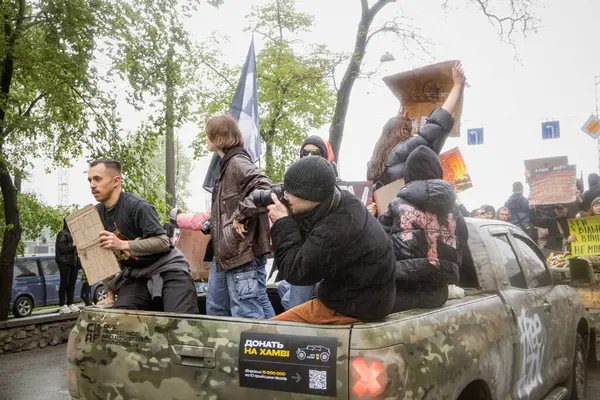 Kyiv, Ukrayna. 21 Nisan 2024 'te sağanak yağmur ve soğuk hava bile insanları durduramadı. Esir tutulan savaş esirlerine hatırlatmak ve desteklemek için bir kez daha şehrin merkezine gittiler.