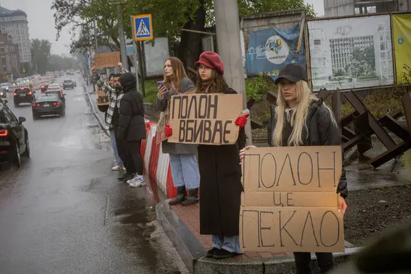 Kyiv, Ukrayna. 21 Nisan 2024 'te sağanak yağmur ve soğuk hava bile insanları durduramadı. Esir tutulan savaş esirlerine hatırlatmak ve desteklemek için bir kez daha şehrin merkezine gittiler..