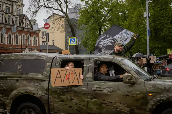 Kyiv, Ukrayna. 21 Nisan 2024 'te sağanak yağmur ve soğuk hava bile insanları durduramadı. Esir tutulan savaş esirlerine hatırlatmak ve desteklemek için bir kez daha şehrin merkezine gittiler..