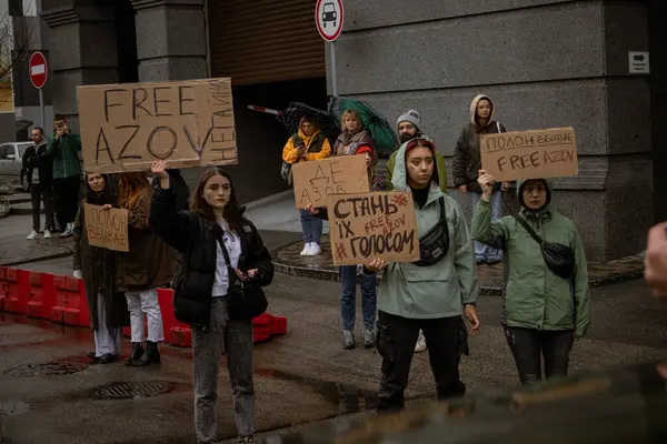 Kyiv, Ukrayna. 21 Nisan 2024 'te sağanak yağmur ve soğuk hava bile insanları durduramadı. Esir tutulan savaş esirlerine hatırlatmak ve desteklemek için bir kez daha şehrin merkezine gittiler..