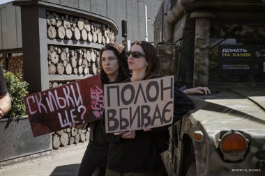 Kyiv, Ukrayna, 28 Nisan 2024. Mariupol siluetinin Ukraynalı savunucuları üçüncü bahar için Rusya esaretinde. İnsanlar bunu herkese hatırlatmak için her pazar sokaklara dökülüyor..