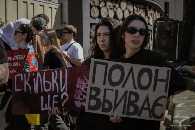 Kyiv, Ukrayna, 28 Nisan 2024. Mariupol siluetinin Ukraynalı savunucuları üçüncü bahar için Rusya esaretinde. İnsanlar bunu herkese hatırlatmak için her pazar sokaklara dökülüyor..