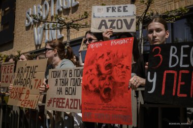 Kyiv, Ukrayna, 28 Nisan 2024. Mariupol siluetinin Ukraynalı savunucuları üçüncü bahar için Rusya esaretinde. İnsanlar bunu herkese hatırlatmak için her pazar sokaklara dökülüyor..