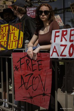 Kyiv, Ukrayna, 28 Nisan 2024. Mariupol siluetinin Ukraynalı savunucuları üçüncü bahar için Rusya esaretinde. İnsanlar bunu herkese hatırlatmak için her pazar sokaklara dökülüyor..