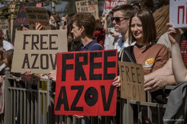 Kyiv, Ukrayna, 28 Nisan 2024. Mariupol siluetinin Ukraynalı savunucuları üçüncü bahar için Rusya esaretinde. İnsanlar bunu herkese hatırlatmak için her pazar sokaklara dökülüyor..