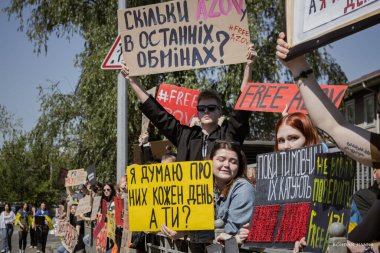 Kyiv, Ukrayna, 28 Nisan 2024. Mariupol siluetinin Ukraynalı savunucuları üçüncü bahar için Rusya esaretinde. İnsanlar bunu herkese hatırlatmak için her pazar sokaklara dökülüyor..