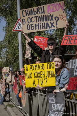 Kyiv, Ukrayna, 28 Nisan 2024. Mariupol siluetinin Ukraynalı savunucuları üçüncü bahar için Rusya esaretinde. İnsanlar bunu herkese hatırlatmak için her pazar sokaklara dökülüyor..