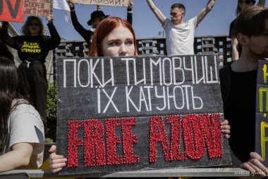 Kyiv, Ukrayna, 28 Nisan 2024. Mariupol siluetinin Ukraynalı savunucuları üçüncü bahar için Rusya esaretinde. İnsanlar bunu herkese hatırlatmak için her pazar sokaklara dökülüyor..