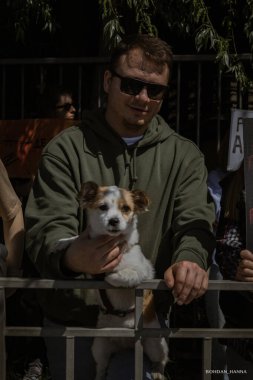 Kyiv, Ukrayna, 28 Nisan 2024. Mariupol siluetinin Ukraynalı savunucuları üçüncü bahar için Rusya esaretinde. İnsanlar bunu herkese hatırlatmak için her pazar sokaklara dökülüyor..