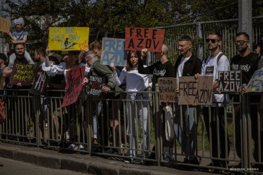 Kyiv, Ukrayna, 28 Nisan 2024. Mariupol siluetinin Ukraynalı savunucuları üçüncü bahar için Rusya esaretinde. İnsanlar bunu herkese hatırlatmak için her pazar sokaklara dökülüyor..