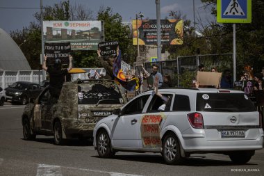 Kyiv, Ukrayna, 28 Nisan 2024. Mariupol siluetinin Ukraynalı savunucuları üçüncü bahar için Rusya esaretinde. İnsanlar bunu herkese hatırlatmak için her pazar sokaklara dökülüyor..