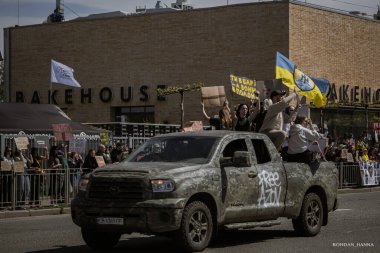 Kyiv, Ukrayna, 28 Nisan 2024. Mariupol siluetinin Ukraynalı savunucuları üçüncü bahar için Rusya esaretinde. İnsanlar bunu herkese hatırlatmak için her pazar sokaklara dökülüyor..