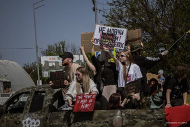 Kyiv, Ukrayna, 28 Nisan 2024. Mariupol siluetinin Ukraynalı savunucuları üçüncü bahar için Rusya esaretinde. İnsanlar bunu herkese hatırlatmak için her pazar sokaklara dökülüyor..