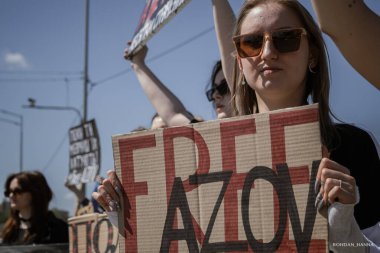 Kyiv, Ukrayna, 28 Nisan 2024. Mariupol siluetinin Ukraynalı savunucuları üçüncü bahar için Rusya esaretinde. İnsanlar bunu herkese hatırlatmak için her pazar sokaklara dökülüyor..