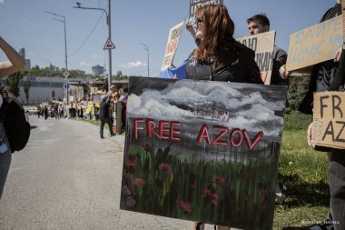 Kyiv, Ukrayna, 28 Nisan 2024. Mariupol siluetinin Ukraynalı savunucuları üçüncü bahar için Rusya esaretinde. İnsanlar bunu herkese hatırlatmak için her pazar sokaklara dökülüyor..