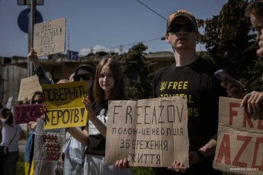 Kyiv, Ukrayna, 28 Nisan 2024. Mariupol siluetinin Ukraynalı savunucuları üçüncü bahar için Rusya esaretinde. İnsanlar bunu herkese hatırlatmak için her pazar sokaklara dökülüyor..