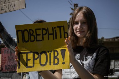 Kyiv, Ukrayna, 28 Nisan 2024. Mariupol siluetinin Ukraynalı savunucuları üçüncü bahar için Rusya esaretinde. İnsanlar bunu herkese hatırlatmak için her pazar sokaklara dökülüyor..