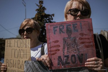 Kyiv, Ukrayna, 28 Nisan 2024. Mariupol siluetinin Ukraynalı savunucuları üçüncü bahar için Rusya esaretinde. İnsanlar bunu herkese hatırlatmak için her pazar sokaklara dökülüyor..