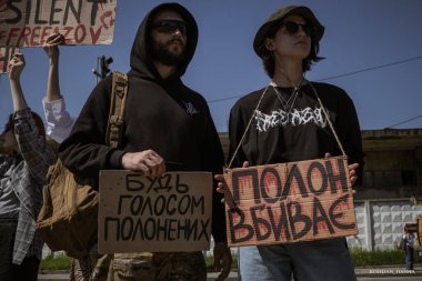 Kyiv, Ukrayna, 28 Nisan 2024. Mariupol siluetinin Ukraynalı savunucuları üçüncü bahar için Rusya esaretinde. İnsanlar bunu herkese hatırlatmak için her pazar sokaklara dökülüyor..