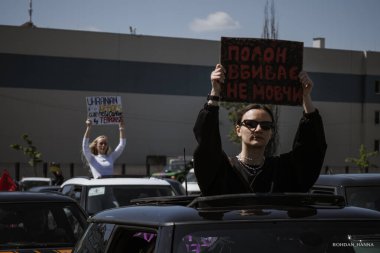 Kyiv, Ukrayna, 28 Nisan 2024. Mariupol siluetinin Ukraynalı savunucuları üçüncü bahar için Rusya esaretinde. İnsanlar bunu herkese hatırlatmak için her pazar sokaklara dökülüyor..