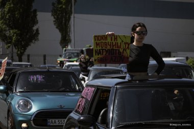 Kyiv, Ukrayna, 28 Nisan 2024. Mariupol siluetinin Ukraynalı savunucuları üçüncü bahar için Rusya esaretinde. İnsanlar bunu herkese hatırlatmak için her pazar sokaklara dökülüyor..