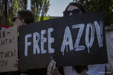 Kyiv, Ukrayna, 28 Nisan 2024. Mariupol siluetinin Ukraynalı savunucuları üçüncü bahar için Rusya esaretinde. İnsanlar bunu herkese hatırlatmak için her pazar sokaklara dökülüyor..