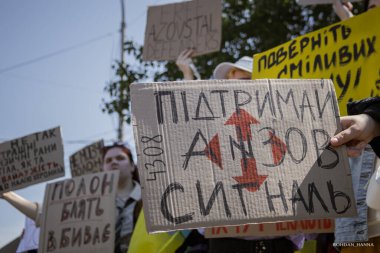 Kyiv, Ukrayna, 28 Nisan 2024. Mariupol siluetinin Ukraynalı savunucuları üçüncü bahar için Rusya esaretinde. İnsanlar bunu herkese hatırlatmak için her pazar sokaklara dökülüyor..