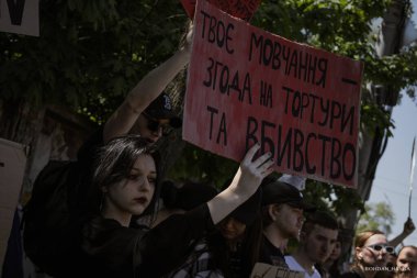 Kyiv, Ukrayna, 28 Nisan 2024. Mariupol siluetinin Ukraynalı savunucuları üçüncü bahar için Rusya esaretinde. İnsanlar bunu herkese hatırlatmak için her pazar sokaklara dökülüyor..