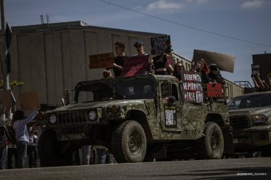 Kyiv, Ukrayna, 28 Nisan 2024. Mariupol siluetinin Ukraynalı savunucuları üçüncü bahar için Rusya esaretinde. İnsanlar bunu herkese hatırlatmak için her pazar sokaklara dökülüyor..