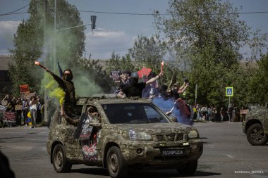 Kyiv, Ukrayna, 28 Nisan 2024. Mariupol siluetinin Ukraynalı savunucuları üçüncü bahar için Rusya esaretinde. İnsanlar bunu herkese hatırlatmak için her pazar sokaklara dökülüyor..