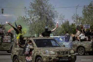 Kyiv, Ukrayna, 28 Nisan 2024. Mariupol siluetinin Ukraynalı savunucuları üçüncü bahar için Rusya esaretinde. İnsanlar bunu herkese hatırlatmak için her pazar sokaklara dökülüyor..