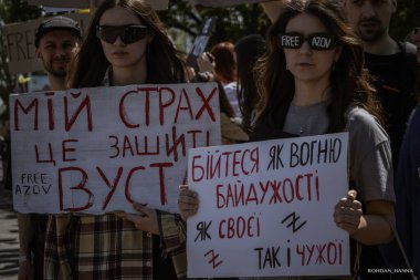 Kyiv, Ukrayna, 28 Nisan 2024. Mariupol siluetinin Ukraynalı savunucuları üçüncü bahar için Rusya esaretinde. İnsanlar bunu herkese hatırlatmak için her pazar sokaklara dökülüyor..