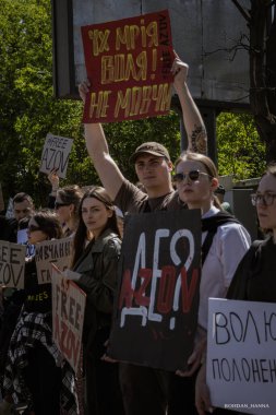 Kyiv, Ukrayna, 28 Nisan 2024. Mariupol siluetinin Ukraynalı savunucuları üçüncü bahar için Rusya esaretinde. İnsanlar bunu herkese hatırlatmak için her pazar sokaklara dökülüyor..