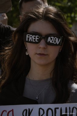 Kyiv, Ukrayna, 28 Nisan 2024. Mariupol siluetinin Ukraynalı savunucuları üçüncü bahar için Rusya esaretinde. İnsanlar bunu herkese hatırlatmak için her pazar sokaklara dökülüyor..