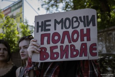 Kyiv, Ukrayna, 28 Nisan 2024. Mariupol siluetinin Ukraynalı savunucuları üçüncü bahar için Rusya esaretinde. İnsanlar bunu herkese hatırlatmak için her pazar sokaklara dökülüyor..